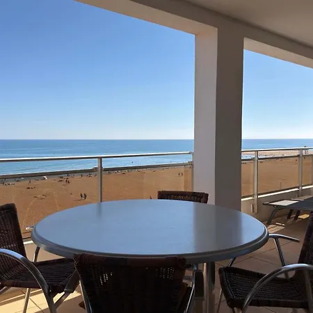 Appartement Stunning Beachfront 3 Bedroom In With Balcony