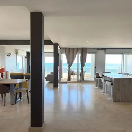 Appartement Stunning Beachfront 3 Bedroom In With Balcony *