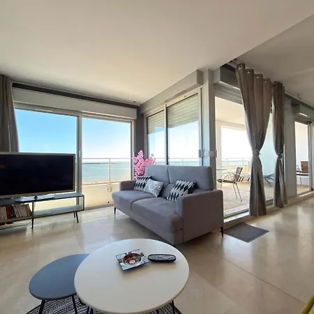 Stunning Beachfront 3 Bedroom In With Balcony Appartement Valras-Plage