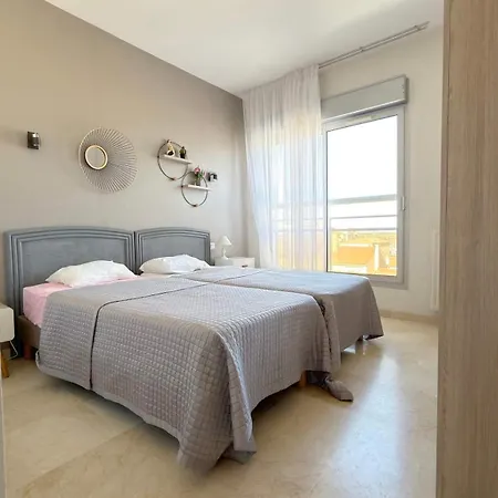 Stunning Beachfront 3 Bedroom In With Balcony Appartement Valras-Plage
