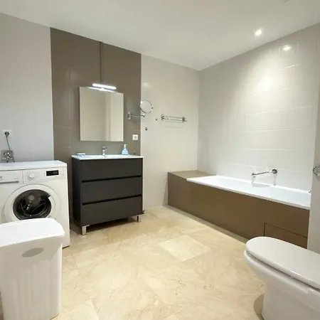 Stunning Beachfront 3 Bedroom In With Balcony *