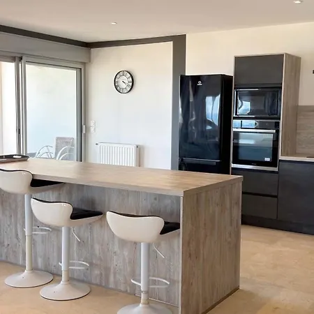 Stunning Beachfront 3 Bedroom In With Balcony *