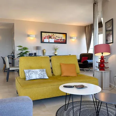Appartement Stunning Beachfront 3 Bedroom In With Balcony