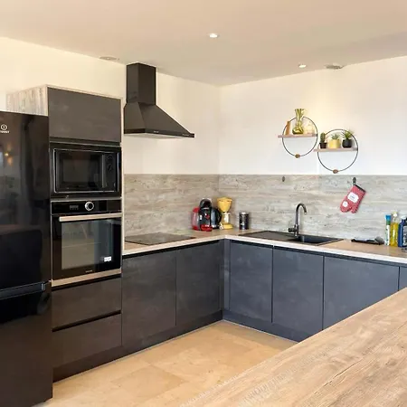 Appartement Stunning Beachfront 3 Bedroom In With Balcony