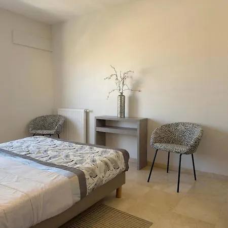 Stunning Beachfront 3 Bedroom In With Balcony *
