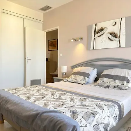 Appartement Stunning Beachfront 3 Bedroom In With Balcony *